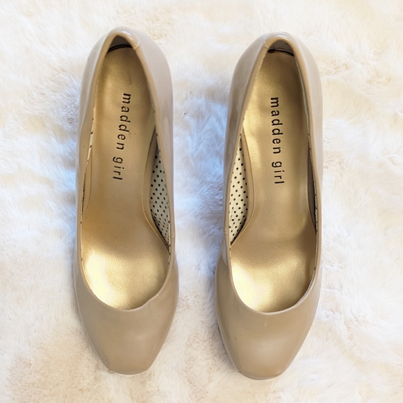 Nude Patent Leather Pumps Size 6 - Picture 3 of 4